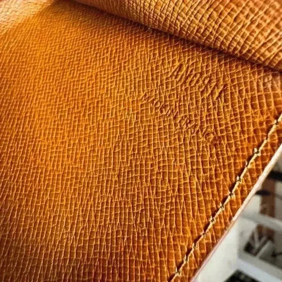 Louis Vuitton Monogram Portefeiulle
Sarah Long Bifold Wallet authentic - Picture 4 of 17